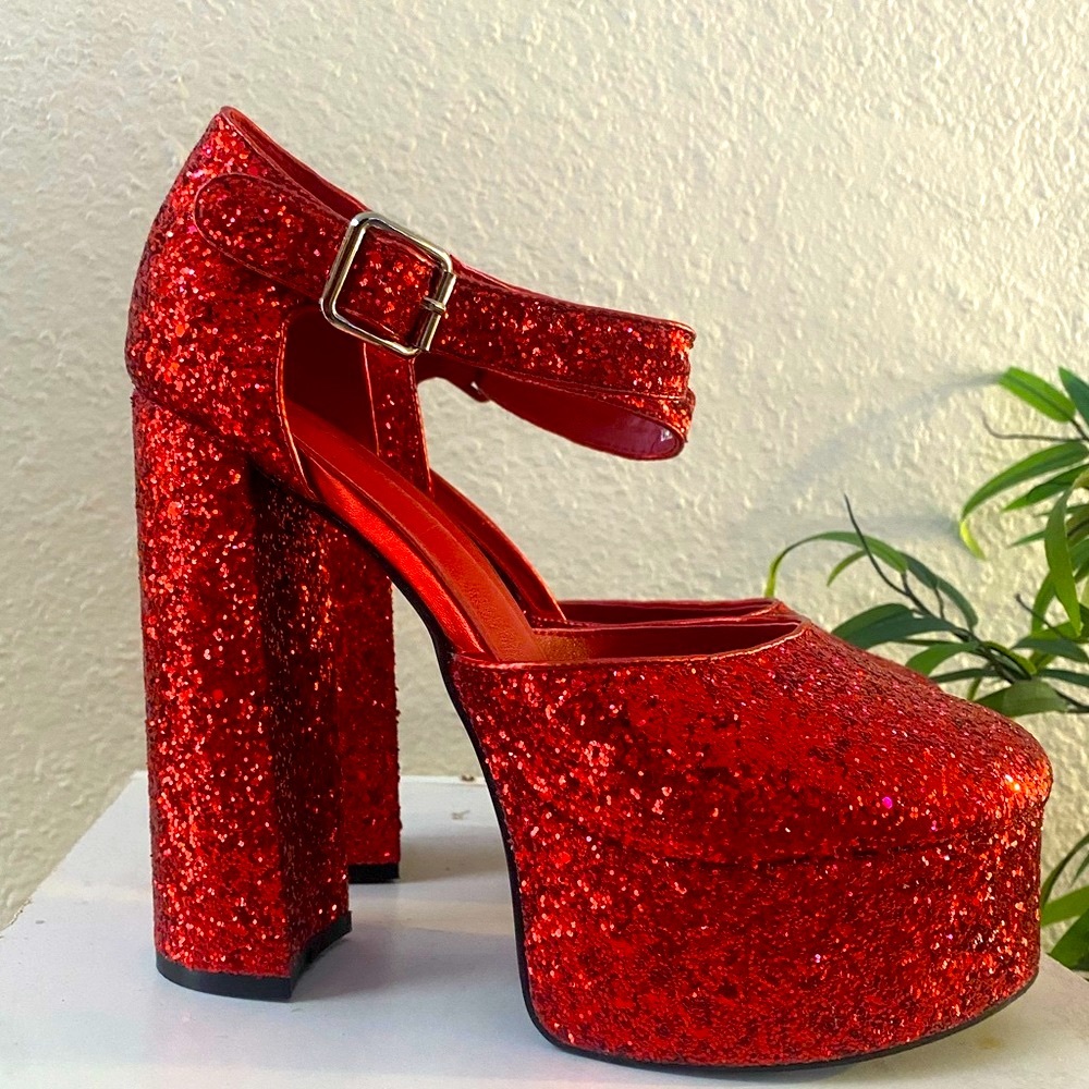 Red Heels 👠 - Picture 2 of 12